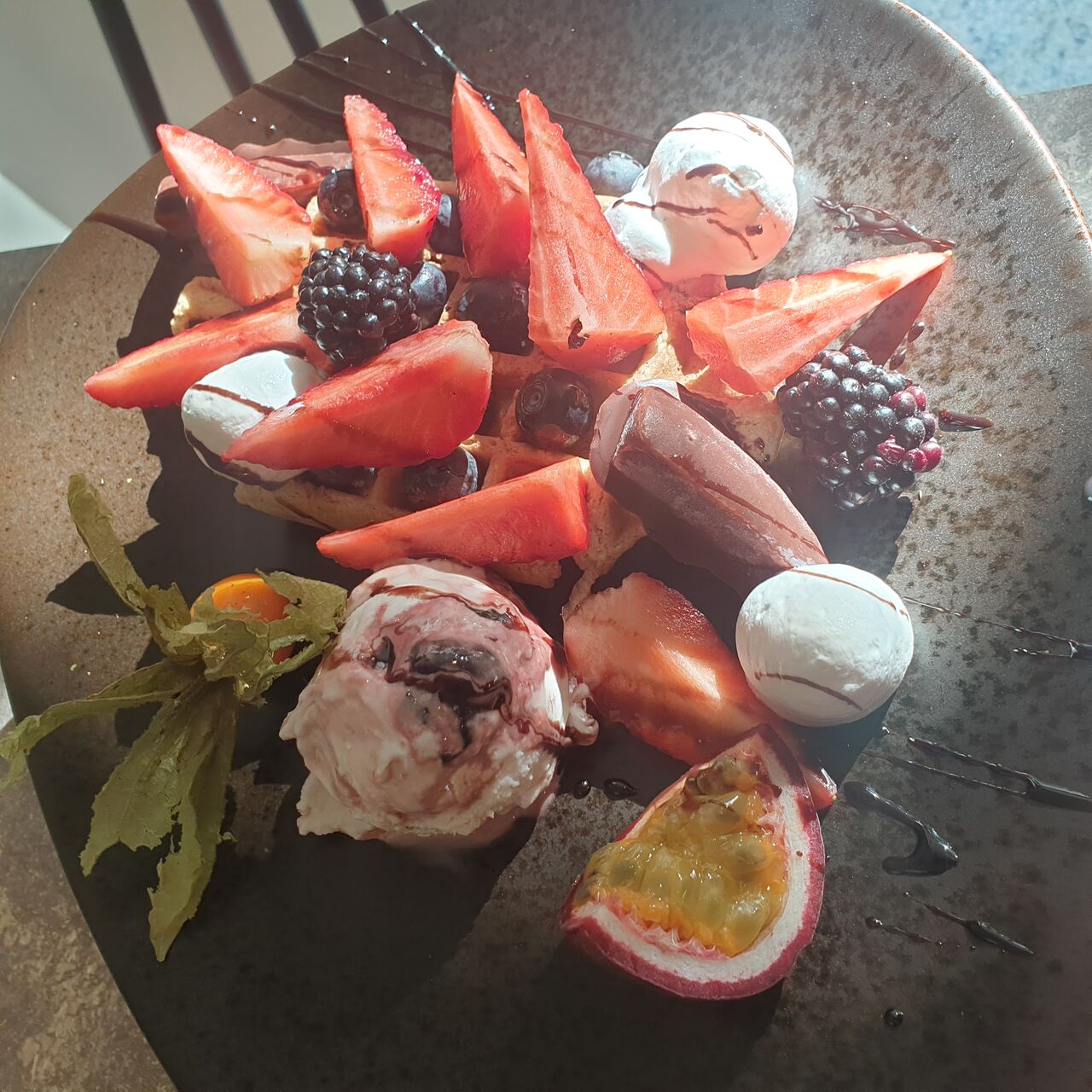 Warme glutenfreie Waffel mit frischem Obst, vSahne & Eis