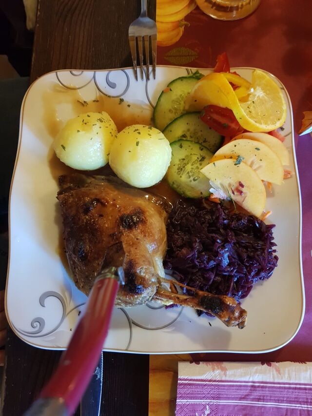 Entenkeule mit Rotkohl und Klößen