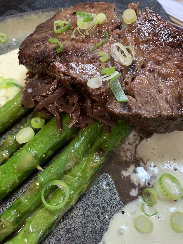 Le Paleron de Boeuf d’Aubrac Sauce Chaource, Compotée d’Oignons et Asperges
