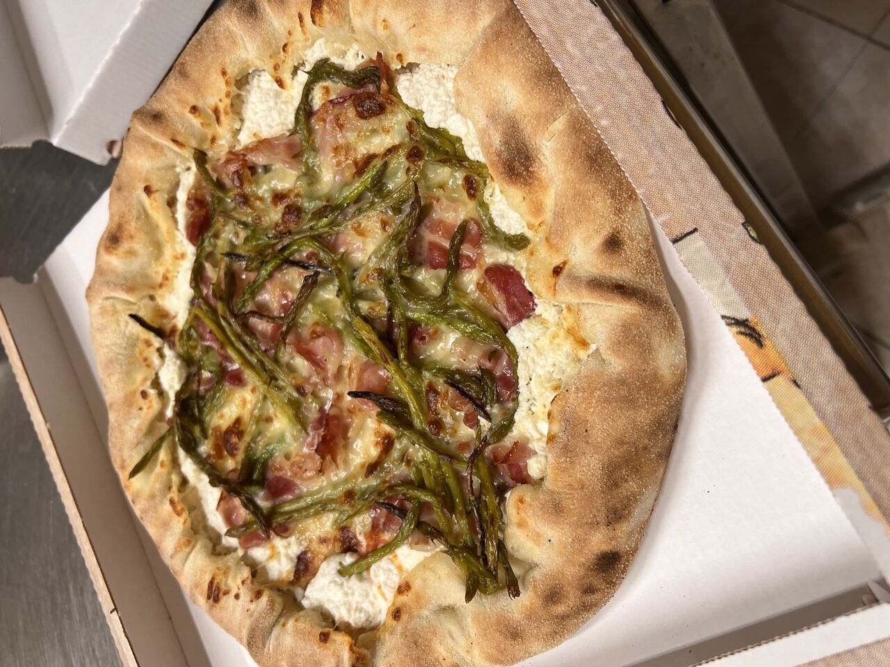 Bordo ricotta
Bianca pancetta e asparagi 
