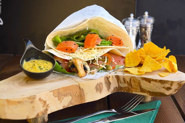 Nordic Hartige : Mozzarella eieren, gerookte zalm, rode ui, aurgurken, wortelen en rucola.