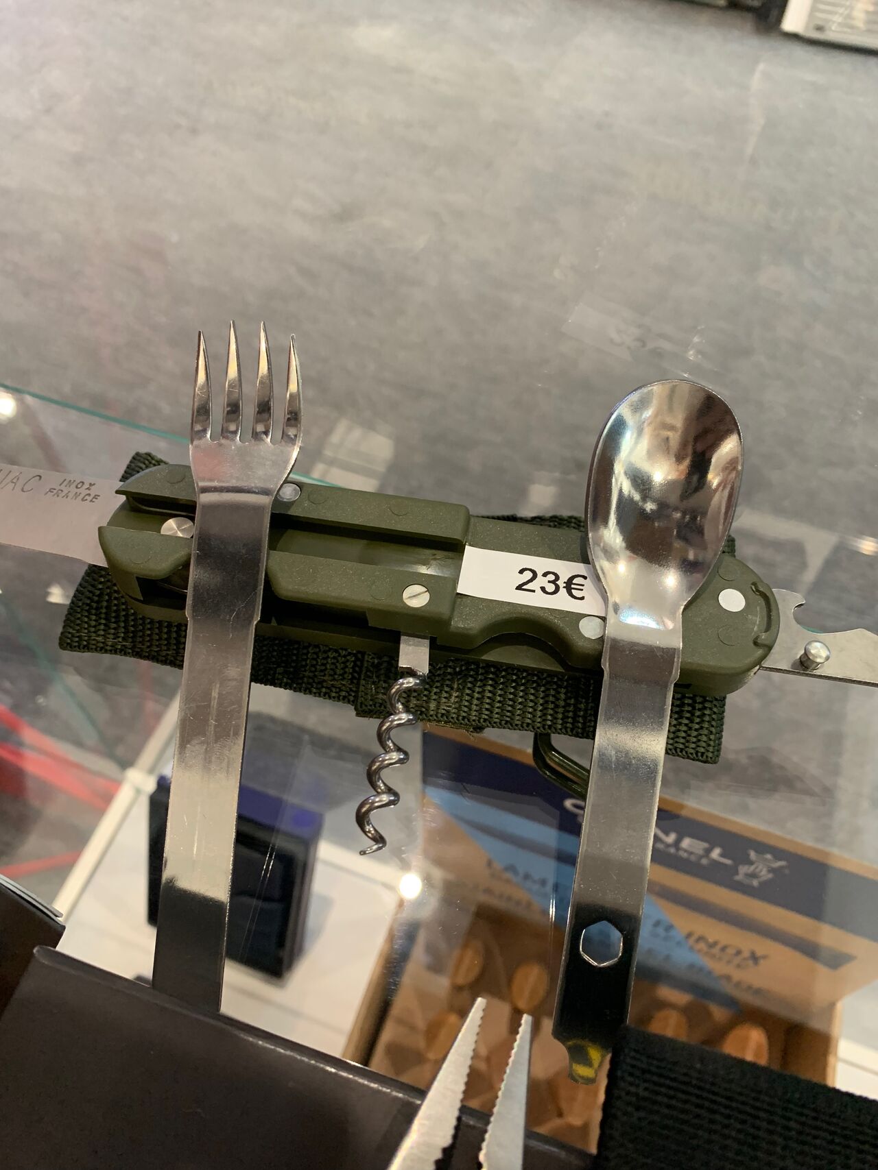 Couteau de bivouac avec une baie fourchette et une vraie cuillère + ouvre boite, tire-bouchon et la housse.