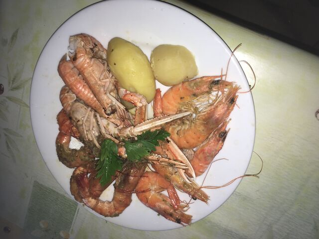 Assiette de 3 crevettes (Gambas, crevettes, langoustines) un vrai délice.