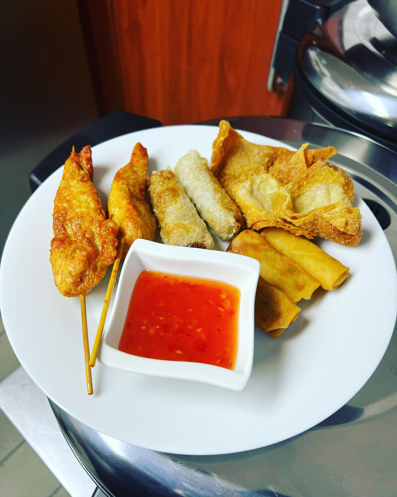 Nr,40. mix Vorspeise/ 2X Chicken Satte , 2xFruhlingsrolle , 3x Wan Tan Tasche, 3x Herbstrolle - 8,90€