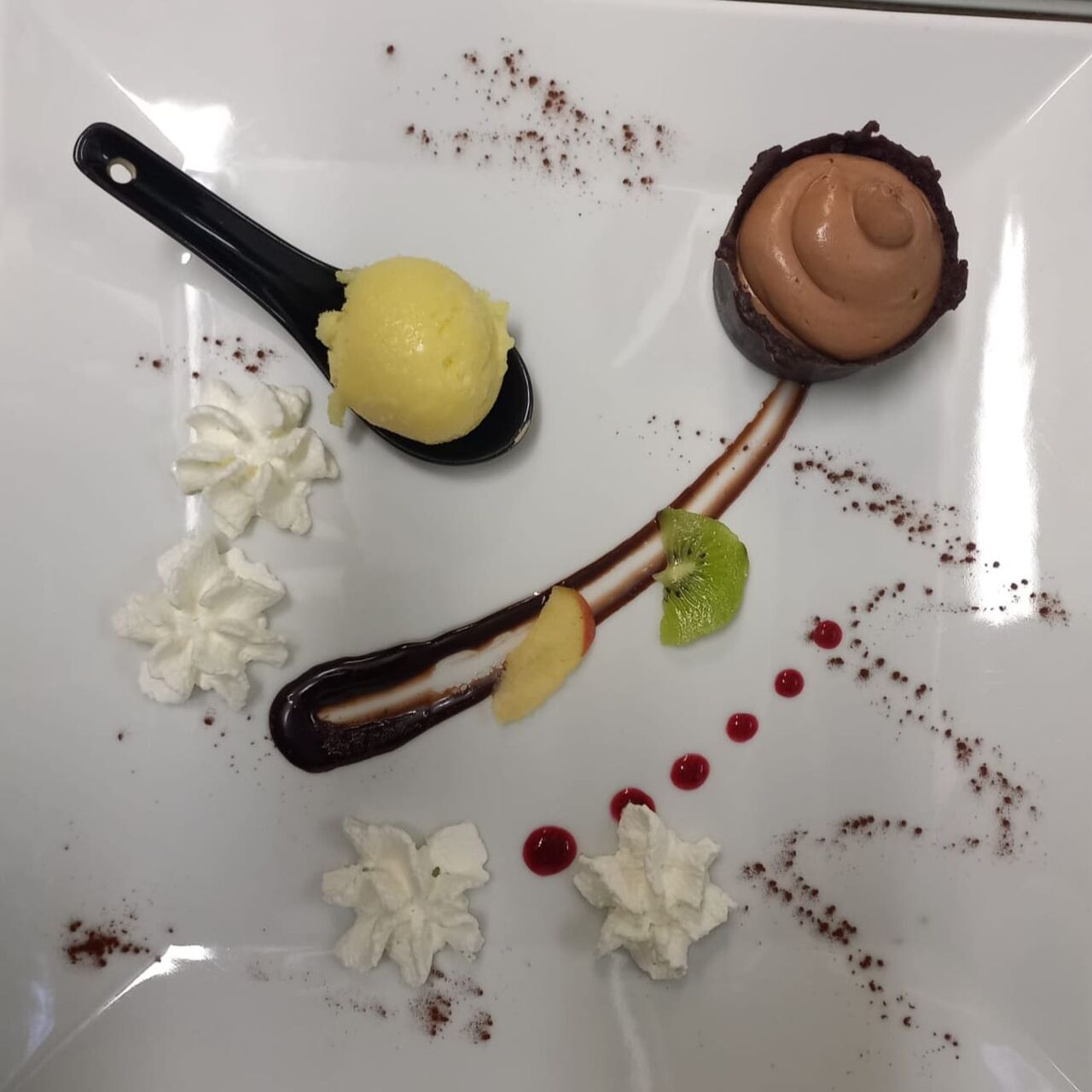 Déssert du jour du week-end du 21 mai : coque au chocolat garnie d'une crème de nutella