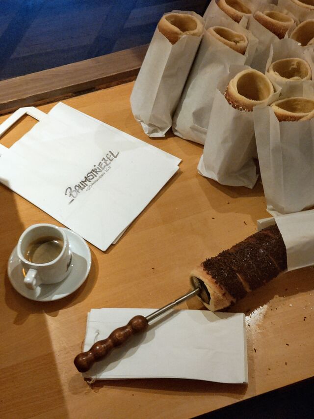 Der Kaffee zum Baumstriezel, beides auch to go