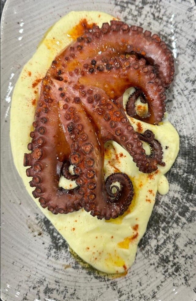 Pulpo a la brasa con parmentier de patata