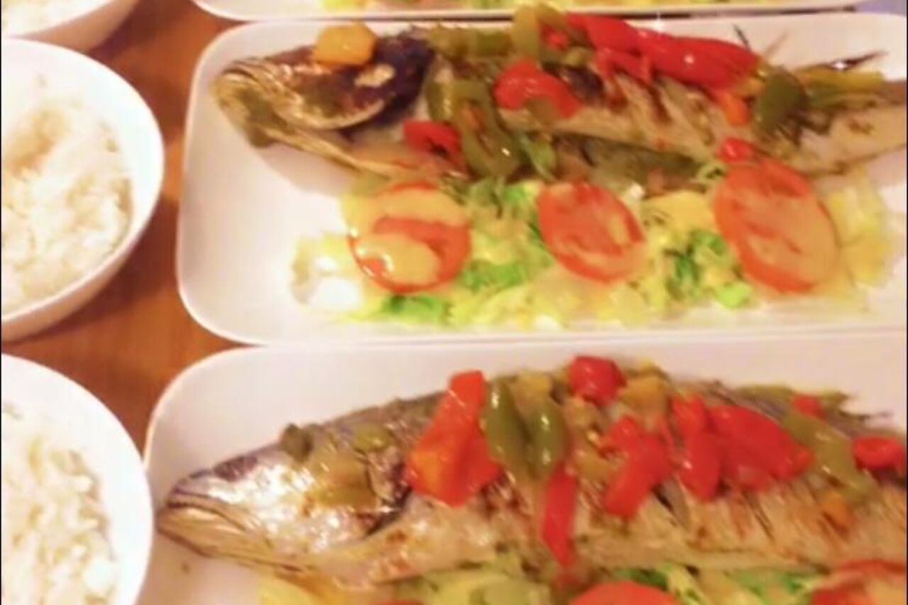 Plat de poisson capitain avec du riz blanc