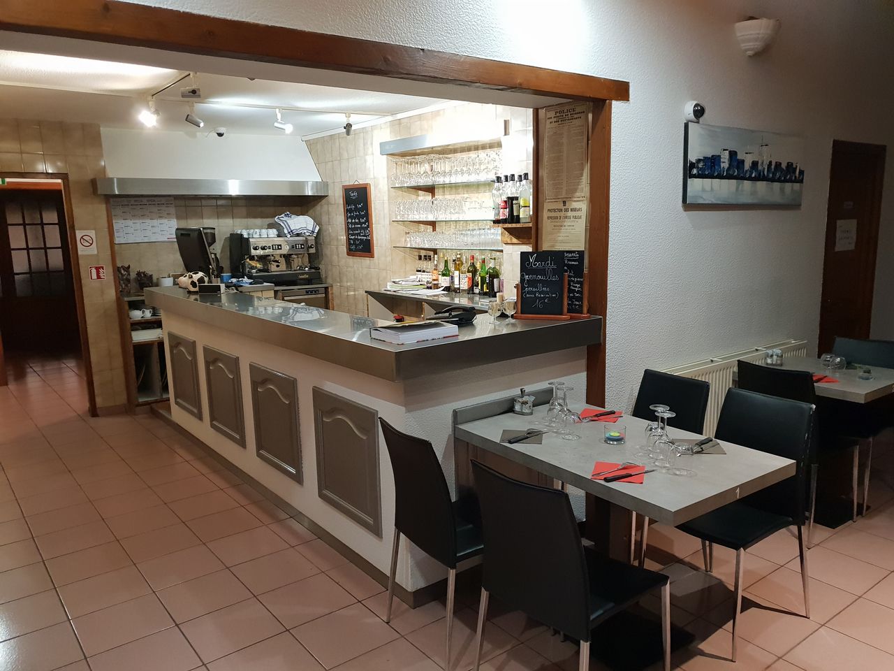 Notre bar prêt à vous accueillir.