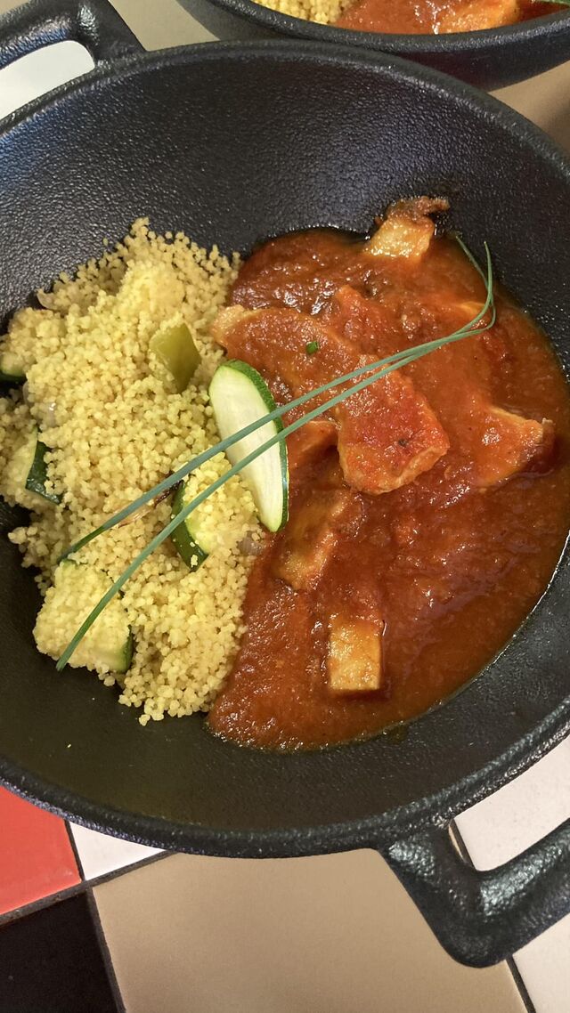 Calamars façon basque accompagné de semoule aux courgettes, poivrons et raz el hanout