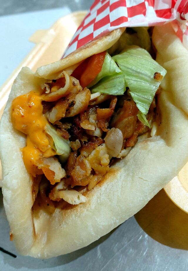 Sandwich Naan (Frites et boisson): 7€
(Galette naan maison, viande au choix, salade, tomate, oignon, sauce au choix) 