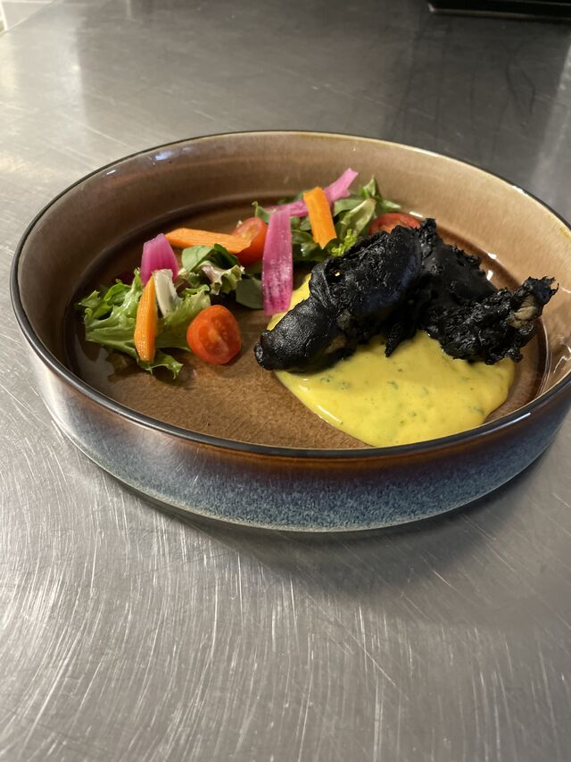 Tempura de bar à l’encre de seiche