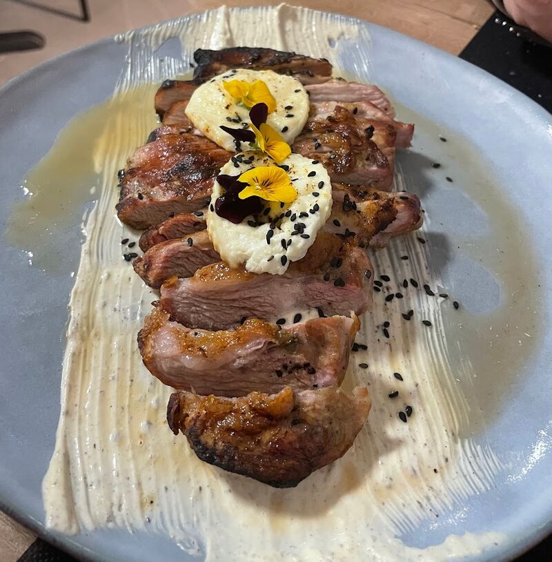 SECRETO CON MAYONESA TRUFADA Y QUESO AHUMADO A LA BRASA