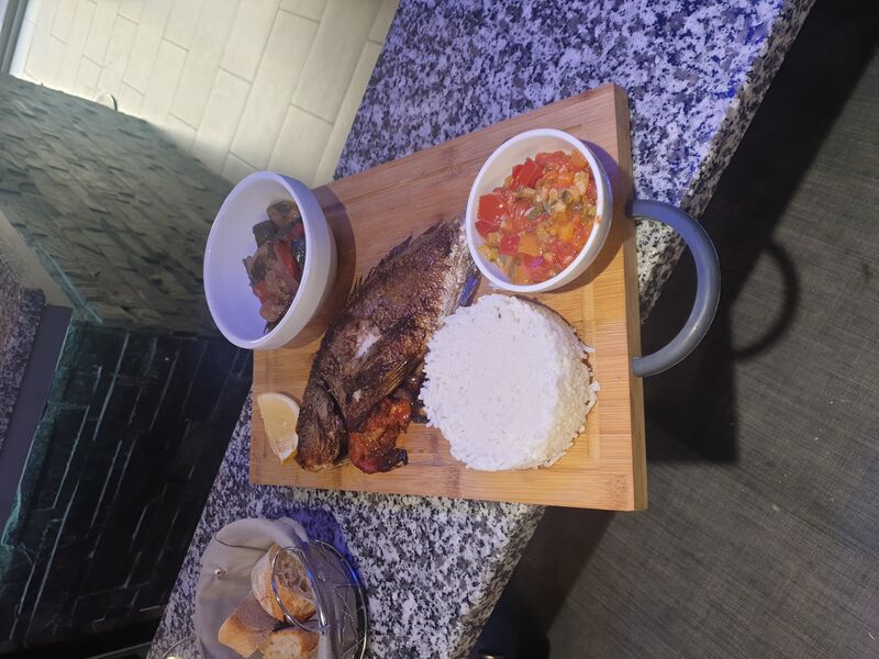 Daurade entier cuite au feu de bois ratatouille maison et riz