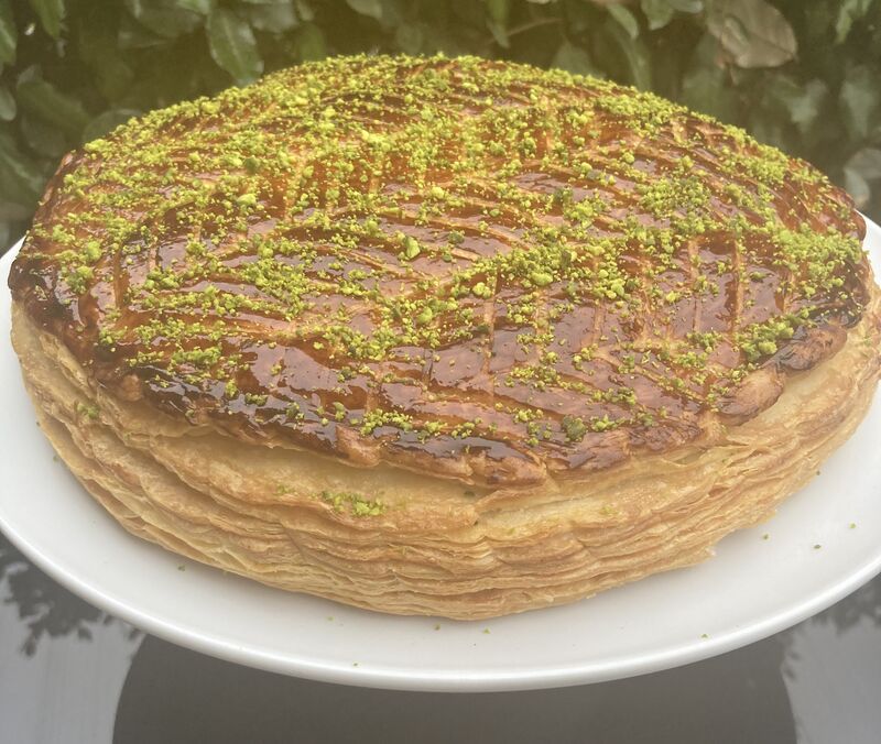 Ma galette préférée : une feuilletée maison, crème frangipane pistachée, griottes.
Un gras merveilleux qui fait du bien. 