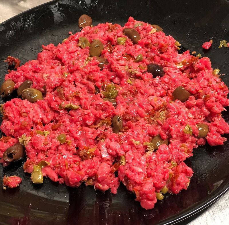battuta con pomodori secchi, capperi e olive taggiasche
