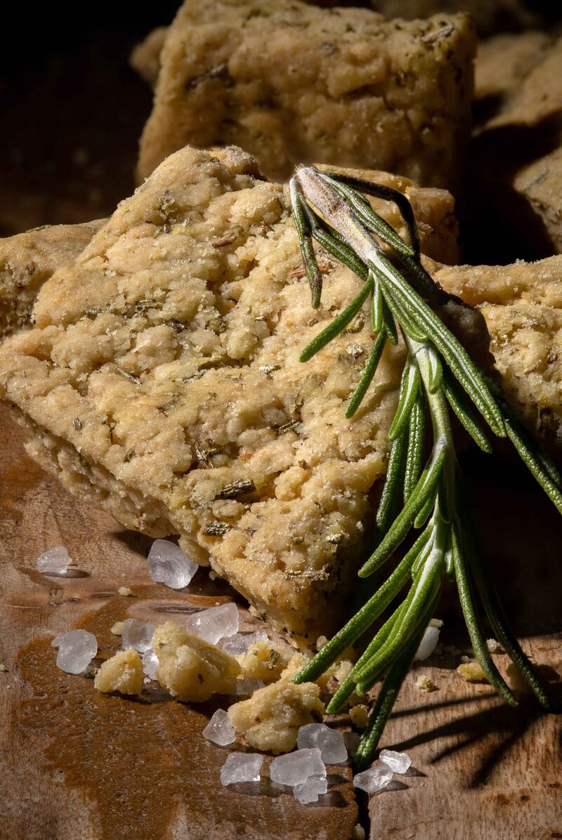 Biscuits salés au romarin :
Farine de blé, vin blanc, huile de tournesol, romarin frais de chez nous (Peille), levure, sel.