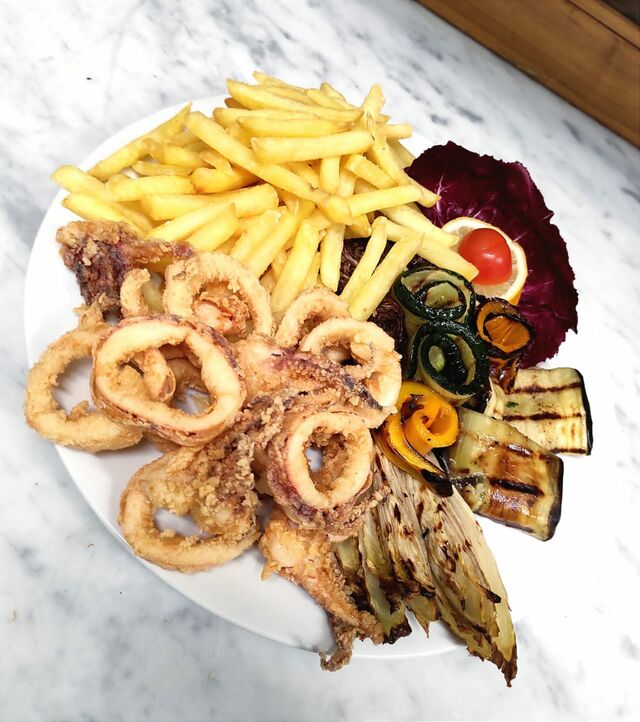CALAMARI CON PATATINE E VERDURE GRIGLIATE