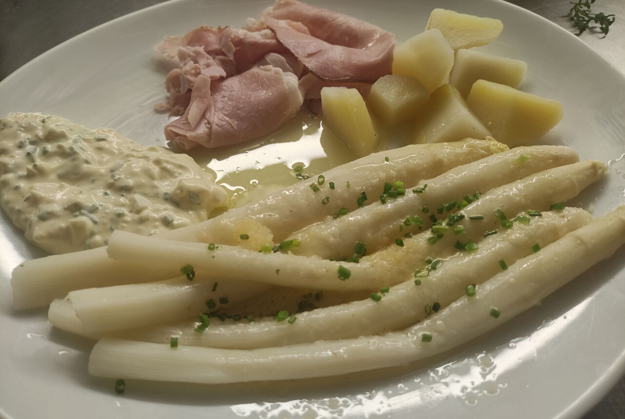 Asparagi bianchi con prosciutto e salsa bolzanina