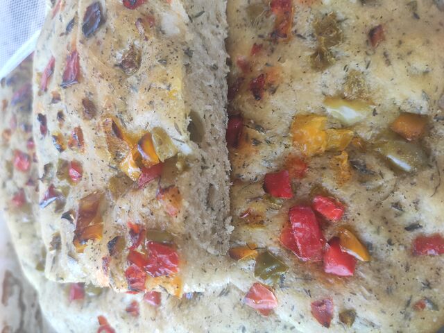Part de foccacia au thym et poivrons 3 €