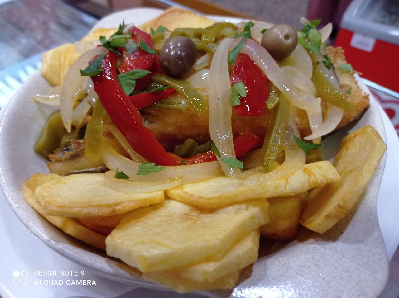 Bacalhau à moda de Braga. Lombo de bacalhau frito em azeite e alho, com batata frita às rodelas.