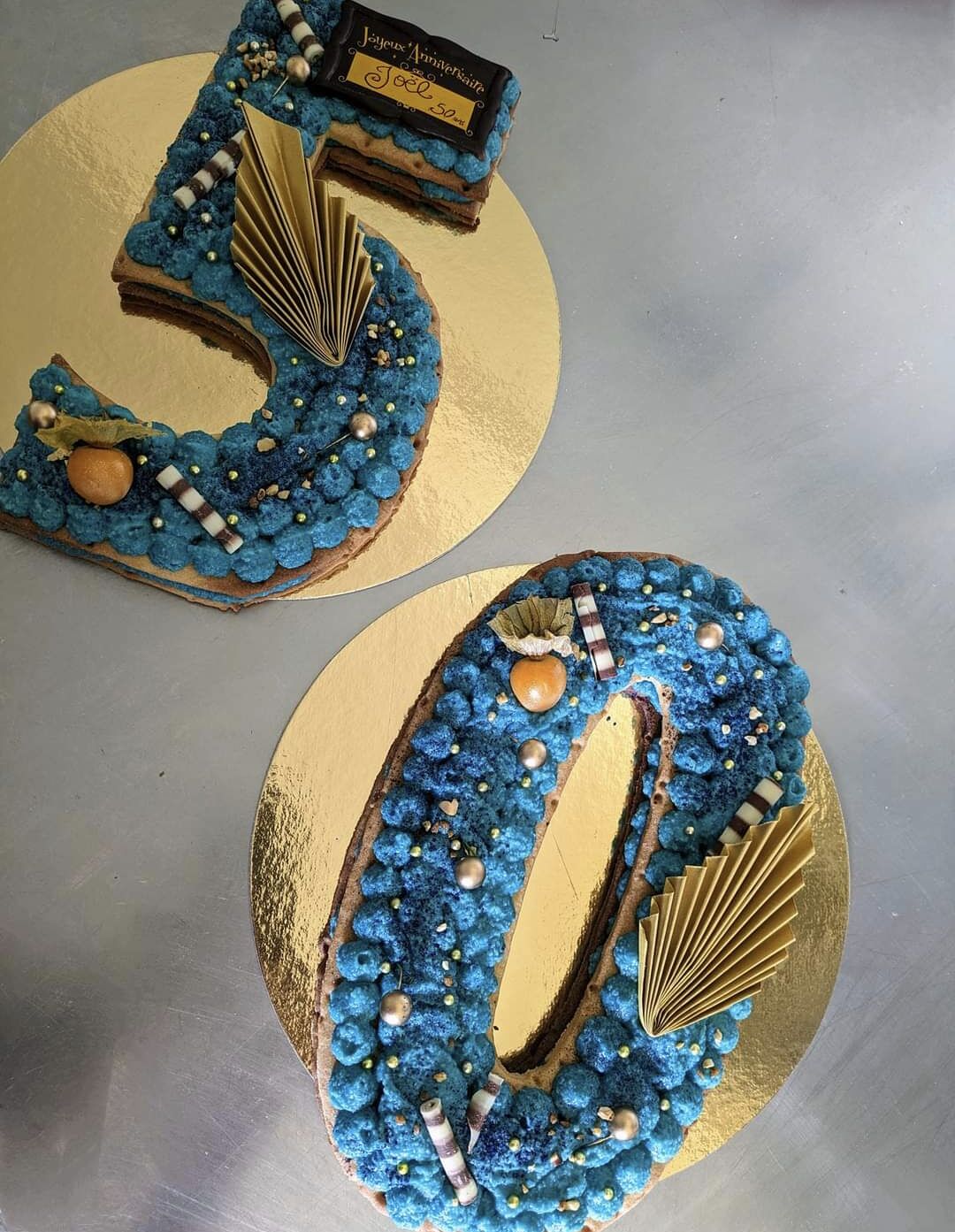 Number cake chocolat thème bleu électrique et or