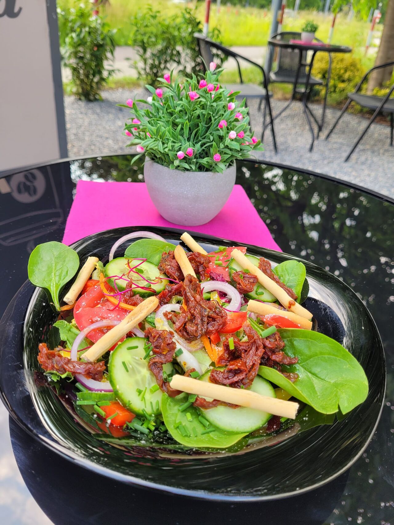 Sałatka Firmowa z suszonymi pomidorami i autorskim dressingiem