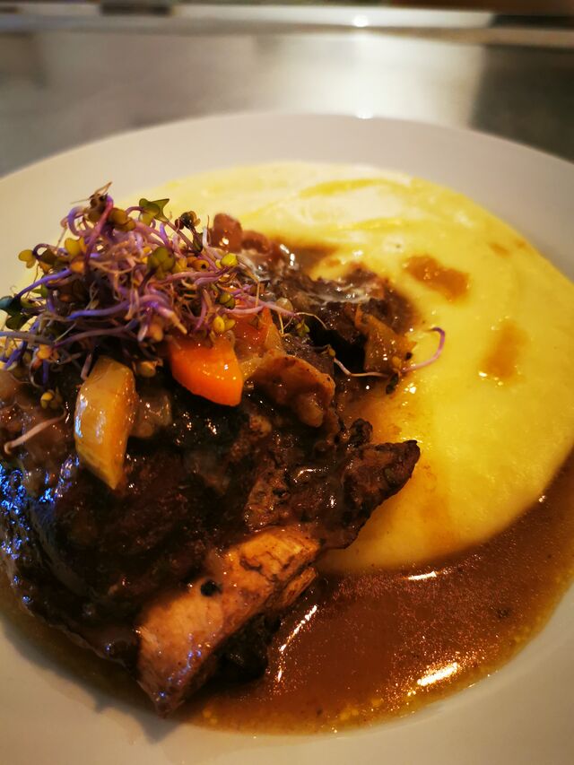 Csrrilleras al vino tinto C/ puré de patas. 