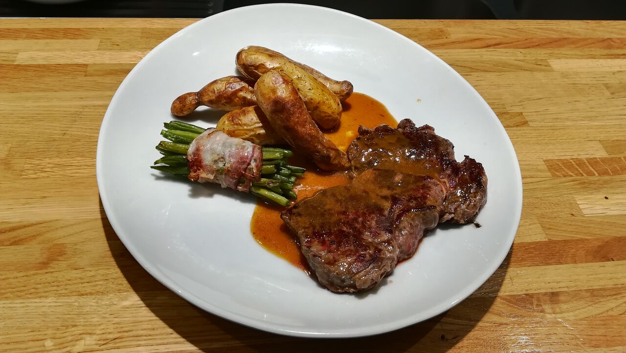 faux filet, haricots verts et lard, pommes de terre rôties
