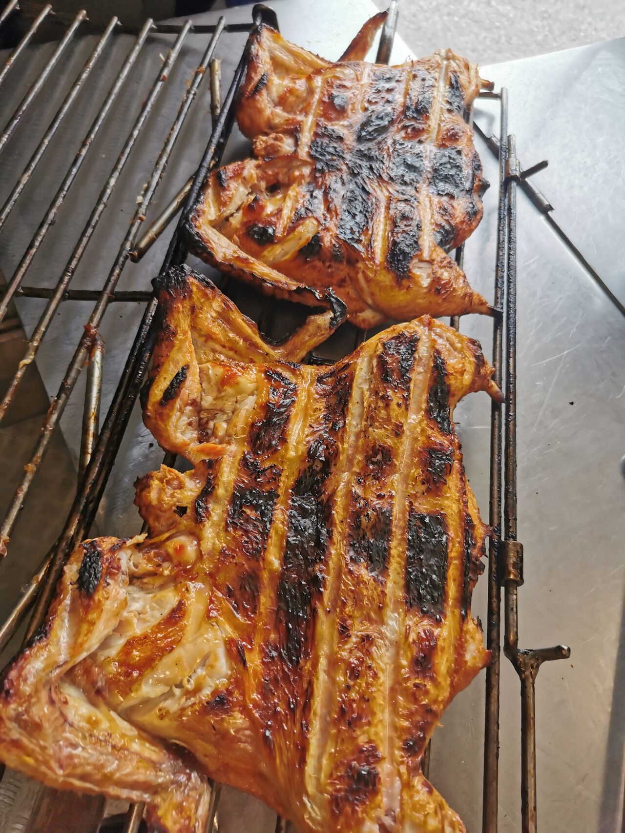 Poulets grillés à la braise