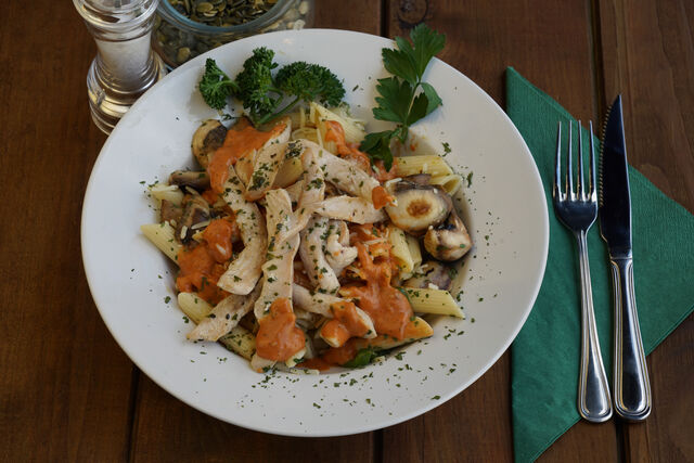 Penne Granada : Penne gigate met kip in gerookte saus