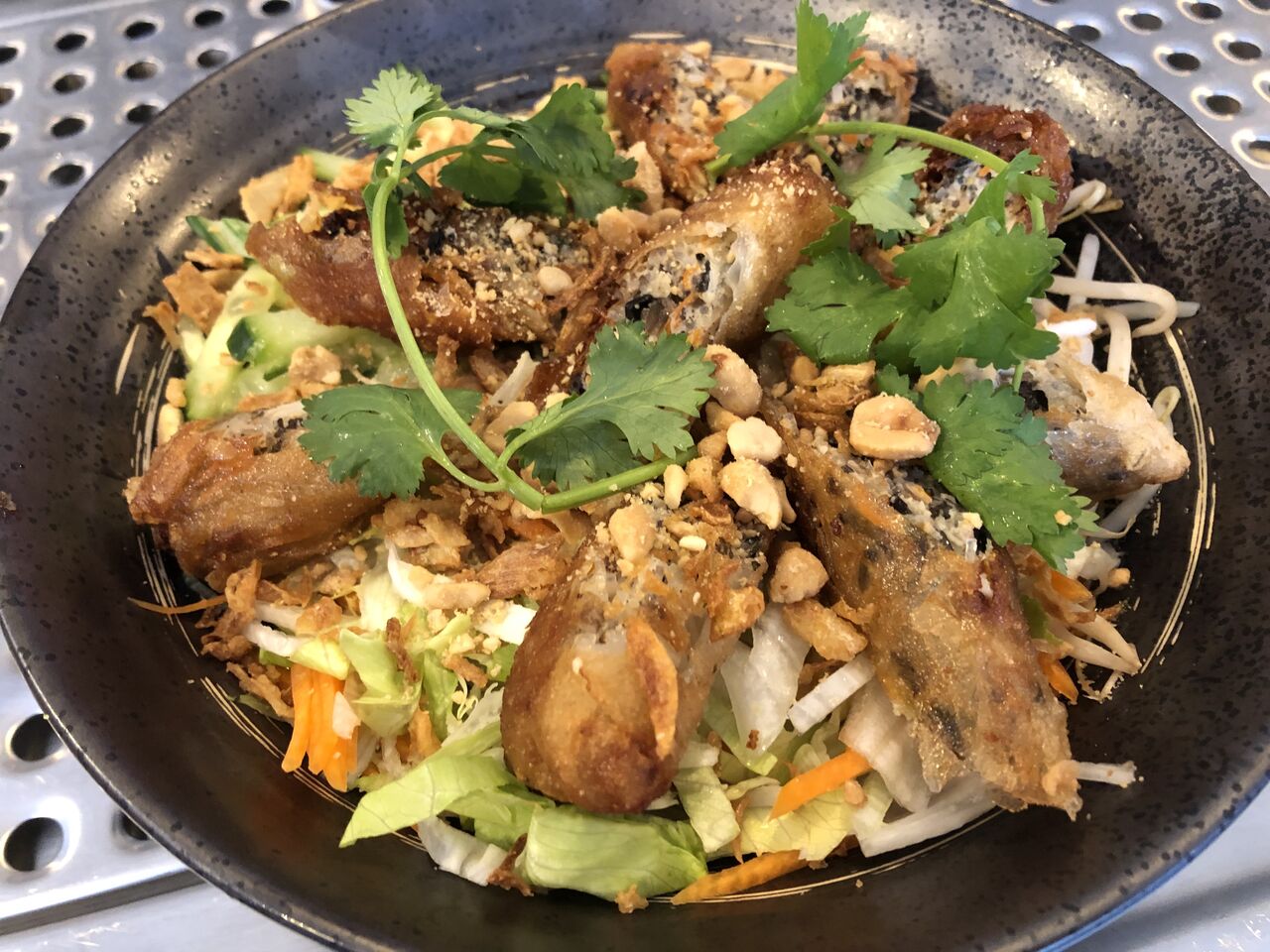 Bun Nem - Reisnudeln mit Salat und hausgemachten Frühlingsrollen