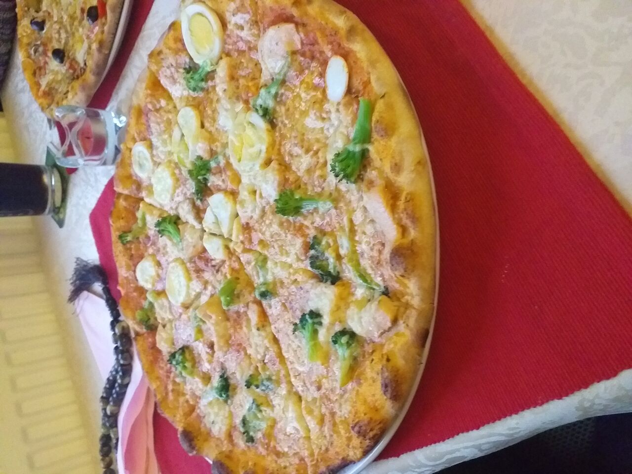Pizza mit lachs frischem Tomaten und Broccoli