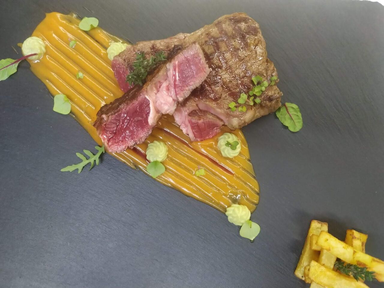 Entrecôte mit Karottensauce und hausgemachten Pommes