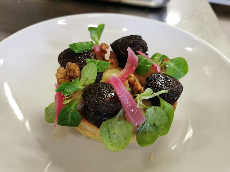 Salade de boudin noir, purée maison, compote de pommes