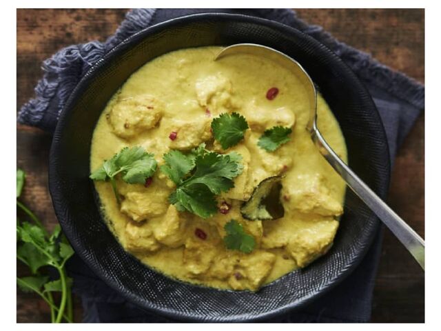 POULET KORMA Poulet à la sauce a lamande, crème fraiche, parfumé aux épices / 12.90€