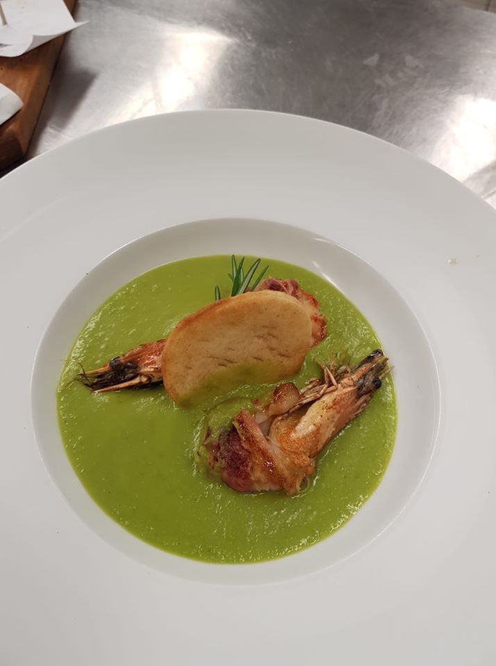 Erbsensuppe mit Scampi