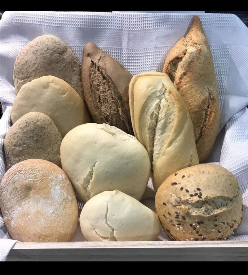 DISFRUTA DE UNA AMPLIA VARIEDAD E PANES: SEMILLAS, CENTENO, VIENAS, MOLLETES, INTEGRALES, PAN DE PUEBLO.....