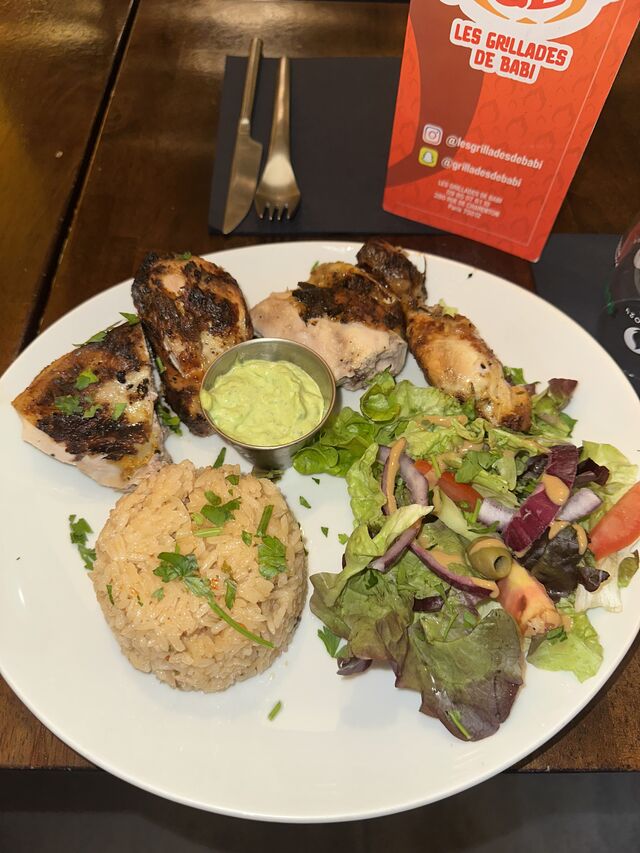 Notre célèbre poulet sauce verte accompagné de sa purée de patate douce maison. 