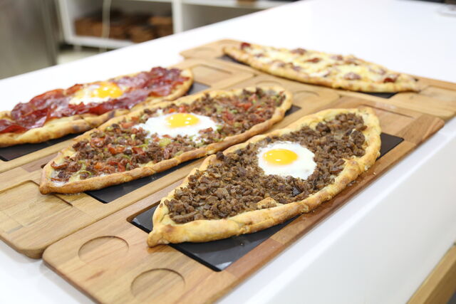 Açık pidelerimiz tercihe göre kaşar peyniri seçeneğiyle servis edilebilir