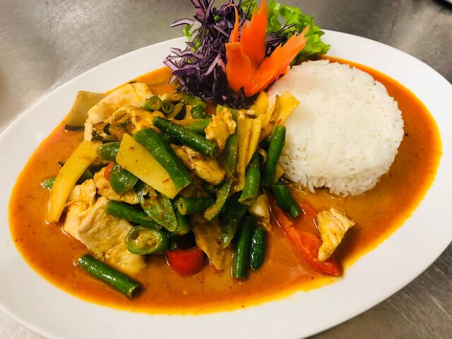H4. Phad Phed
(gebratenes Hühnerfleisch mit hausgemachte Rote Thai-Curry , Paprika, Auberginen, Bambus und Thai-Basilikum) 
