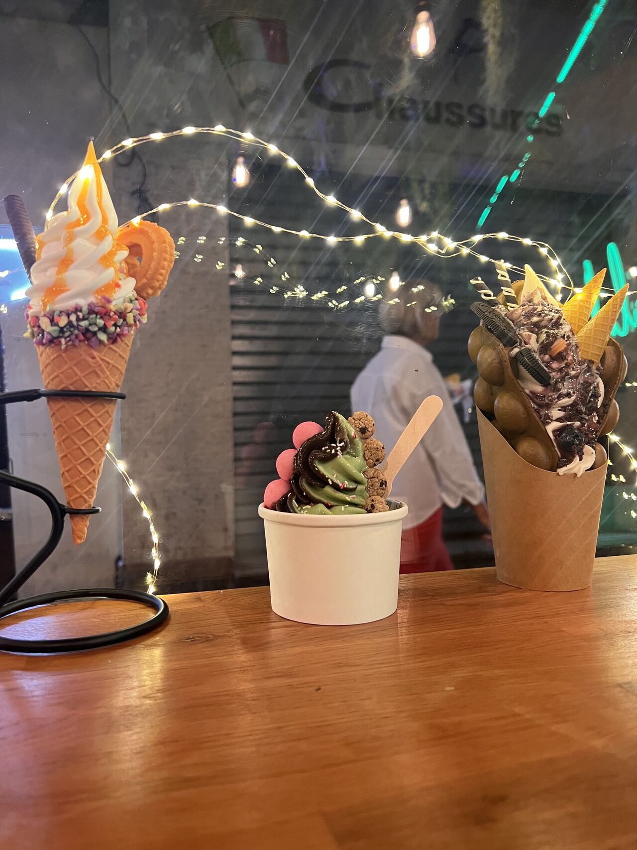 Glace à L'Italienne, pot de Glace, Gaufre Bubble Waffle