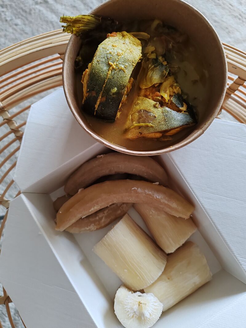 Bata bata na Kakamoukou (banane et manioc à la vapeur et poisson à l'ancienne)