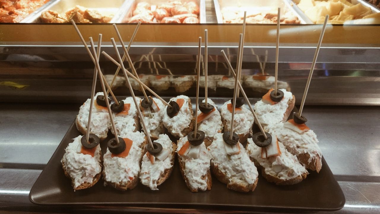 Montado de cangrejo con huevo y atún.