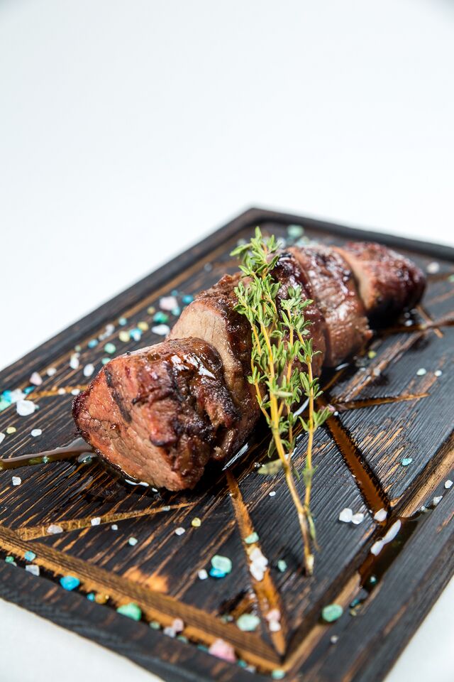 Свиняча вирізка в медовій глазурі.