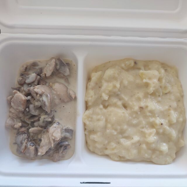 Sauté de volaille, crème de champignons, gratin dauphinois destructuré