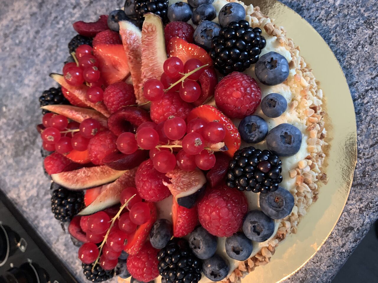 Charlotte fruits rouges
Biscuits cuillères maison
Crème mousseline vanille
Fruits rouges frais de saison 
