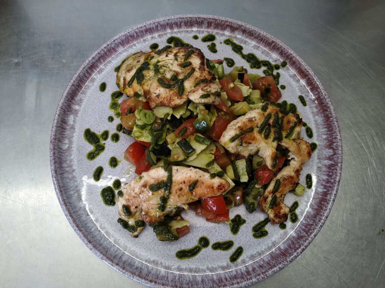 Salade de courgettes, tomates, cébette, pistou et escalope de poulet à la plancha