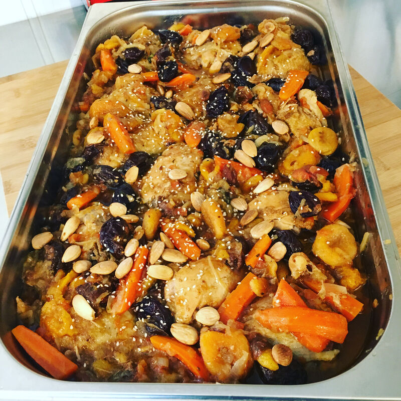 Tajine de poulet aux pruneaux, abricots, carottes, et amandes torréfiées 