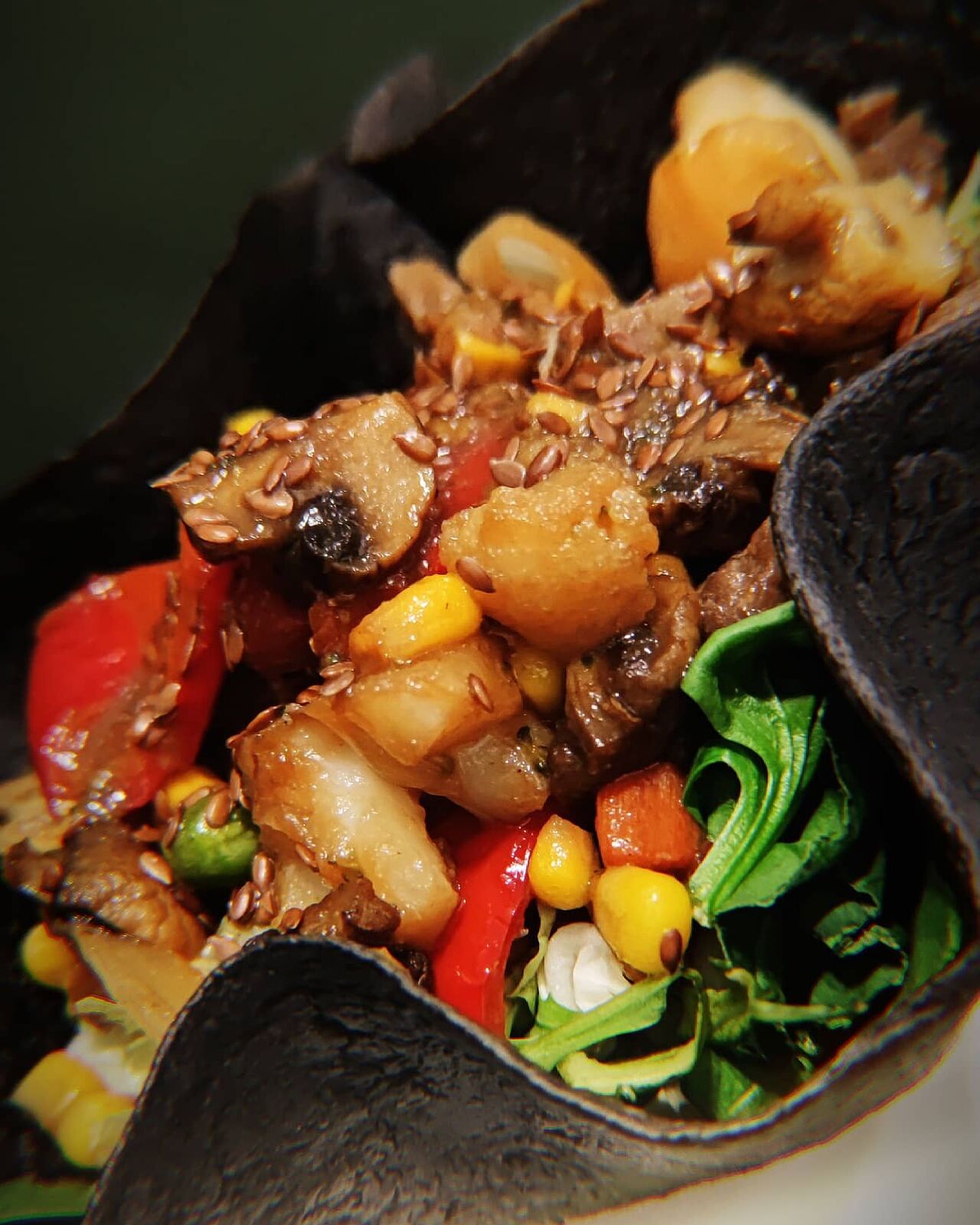 Салат Чорна Брама - фірмовий салат з телятиною та овочами під медово-гірчичним соусом.